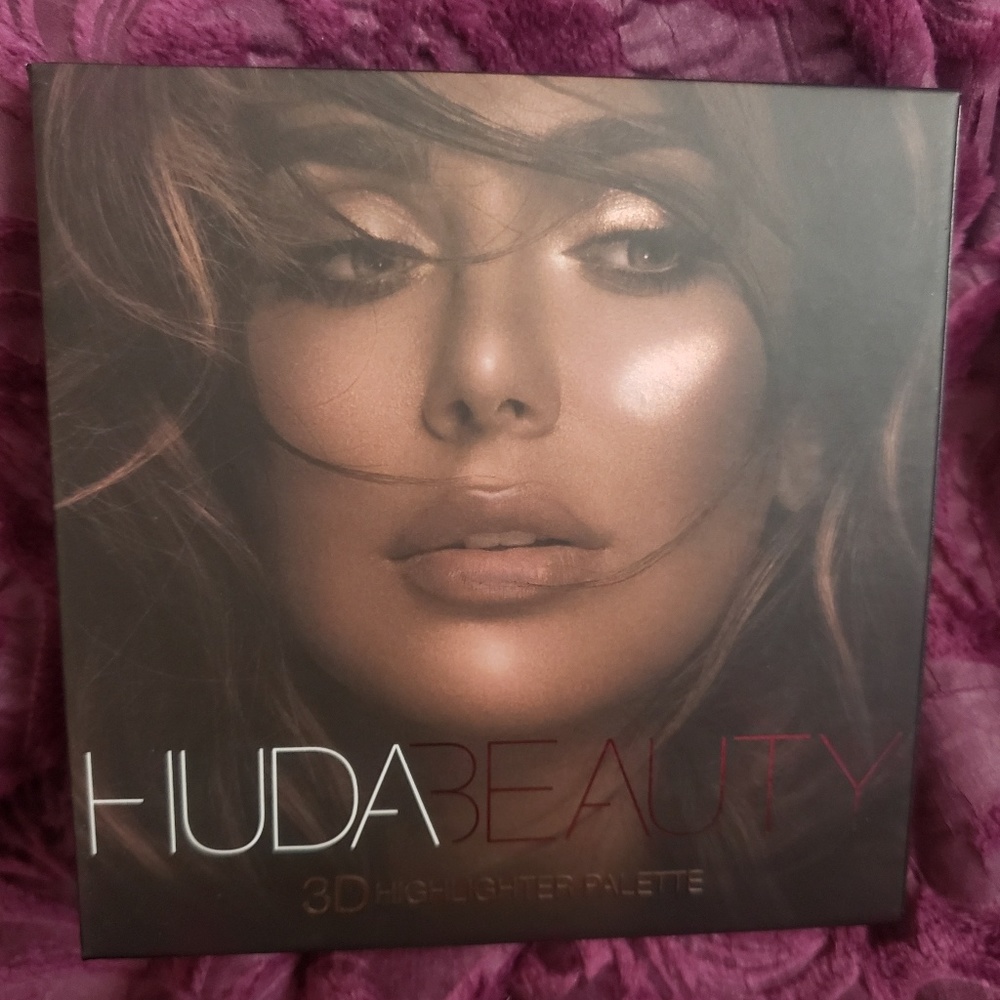 Huda Beauty 3D highlighter pallette